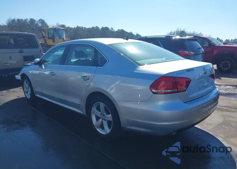 2015 Volkswagen Passat 1.8T Limited Edition z USA, uszkodzony, nr VIN 1VWAS7A39FC080256